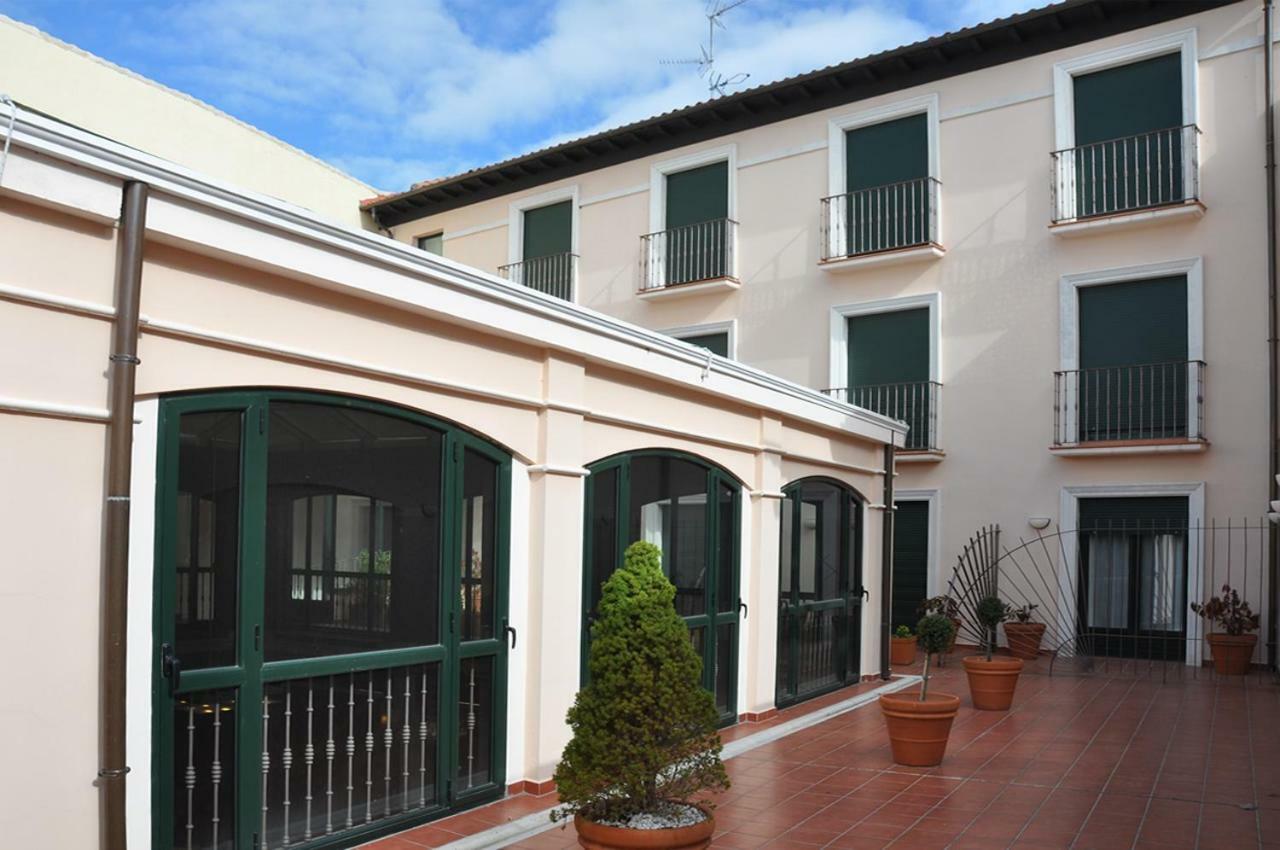 Hotel Las Cabanas Penaranda de Bracamonte Bagian luar foto